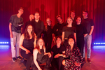 Groepsfoto met 8 leden van theatergroep Volta Projects.